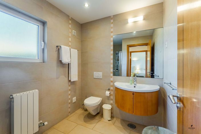 Image No.11-3 Bed Property for sale