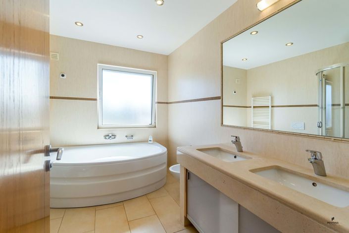 Image No.13-3 Bed Property for sale