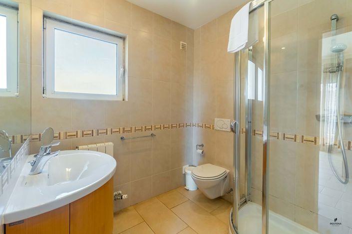 Image No.8-3 Bed Property for sale