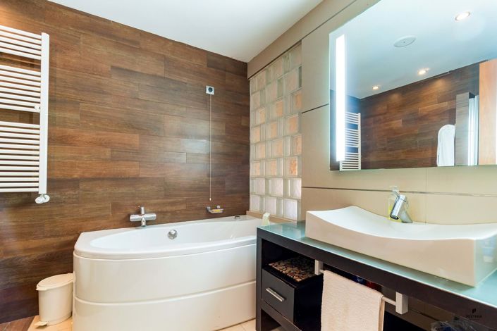 Image No.10-2 Bed Property for sale