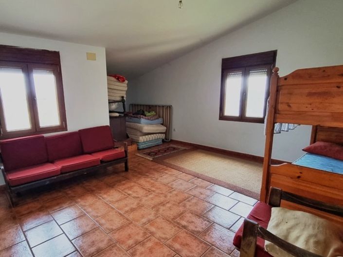 Image No.20-6 Bed Property for sale