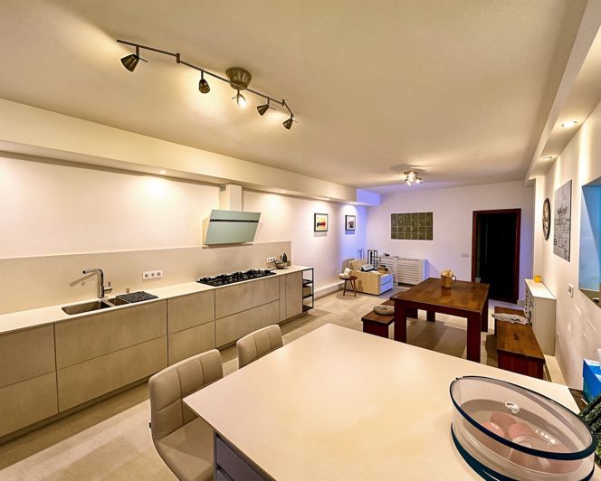 Image No.16-8 Bed Property for sale