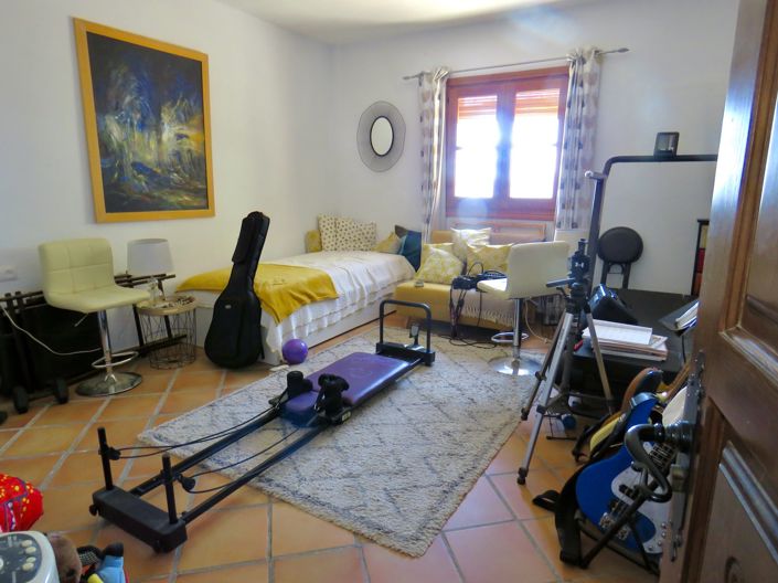 Image No.22-8 Bed Property for sale