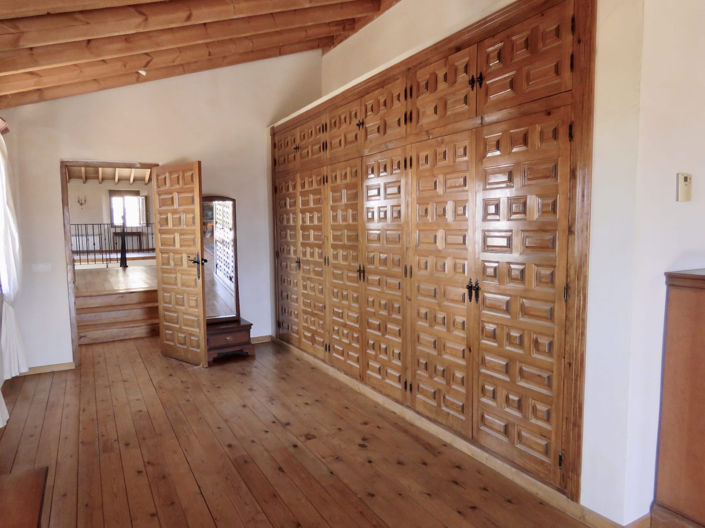 Image No.47-5 Bed Property for sale