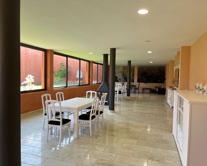 Image No.17-10 Bed Property for sale