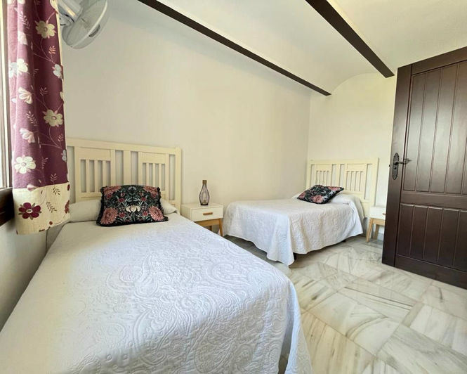 Image No.35-10 Bed Property for sale