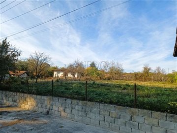 1635939123house-with-big-yard-near-provadia-1