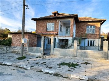 1635939123house-with-big-yard-near-provadia-1