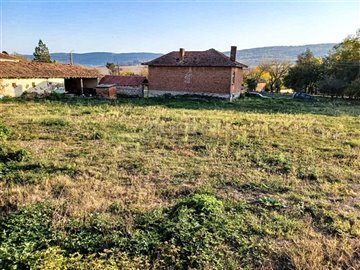 1635939124house-with-big-yard-near-provadia-3