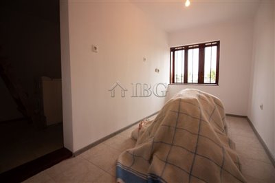 16635883581-bed-renovated-house-with-big-yard