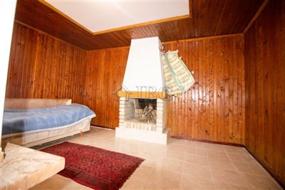 16635883581-bed-renovated-house-with-big-yard
