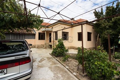 16635883571-bed-renovated-house-with-big-yard