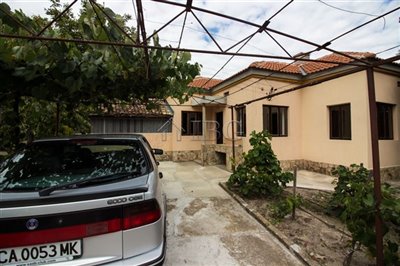16635883571-bed-renovated-house-with-big-yard