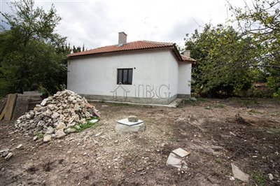 16635883591-bed-renovated-house-with-big-yard