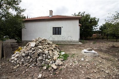 16635883581-bed-renovated-house-with-big-yard