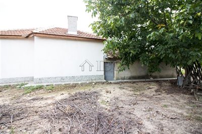 16635883561-bed-renovated-house-with-big-yard