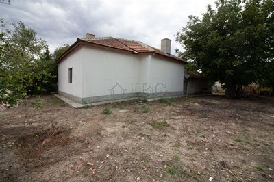 16635883571-bed-renovated-house-with-big-yard