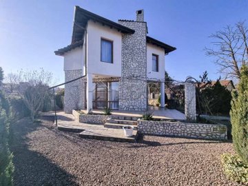 1 - Bata, Maison