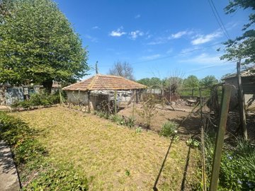 3-bed-house-with-outbuildings-garage-and-big-