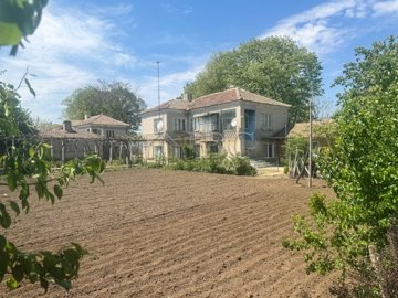 3-bed-house-with-outbuildings-garage-and-big-