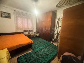 3-bed-house-with-outbuildings-garage-and-big-