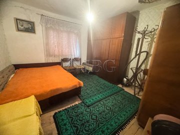 3-bed-house-with-outbuildings-garage-and-big-
