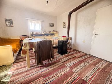 1 - , Maison