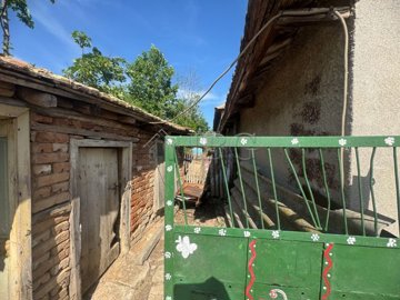 2-bedroom-house-with-outbuildeings-and-big-ga