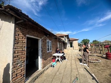 2-bedroom-house-with-outbuildeings-and-big-ga