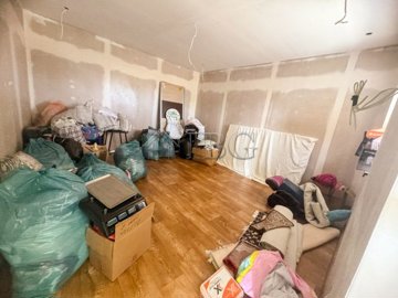2-bedroom-house-with-outbuildeings-and-big-ga