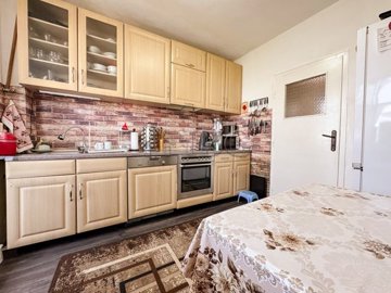2-bed-renovated-apartment-10-minutes-to-the-c