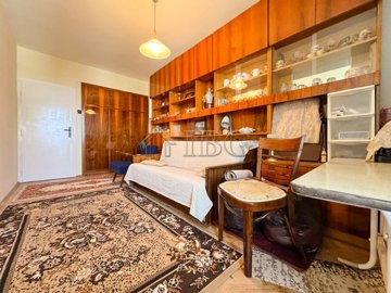 2-bed-renovated-apartment-10-minutes-to-the-c