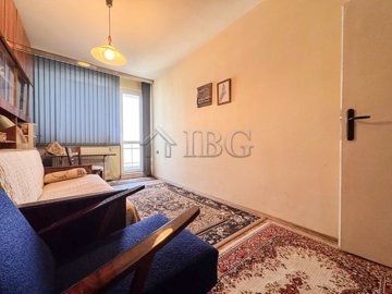 2-bed-renovated-apartment-10-minutes-to-the-c