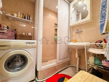 2-bed-renovated-apartment-10-minutes-to-the-c