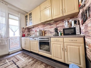 2-bed-renovated-apartment-10-minutes-to-the-c