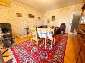 2-bed-renovated-apartment-10-minutes-to-the-c