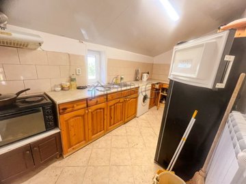 2-bedroom-house-with-large-garden-close-to-th