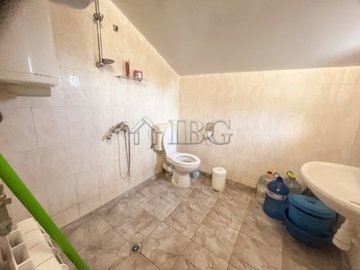 2-bedroom-house-with-large-garden-close-to-th