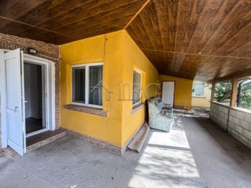 2-bedroom-house-with-large-garden-close-to-th