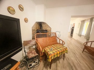 2-bedroom-house-with-large-garden-close-to-th