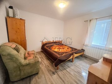 2-bedroom-house-with-large-garden-close-to-th