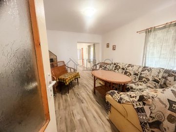 2-bedroom-house-with-large-garden-close-to-th