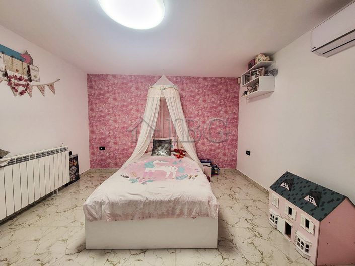 Image No.17-4 Bed House for sale