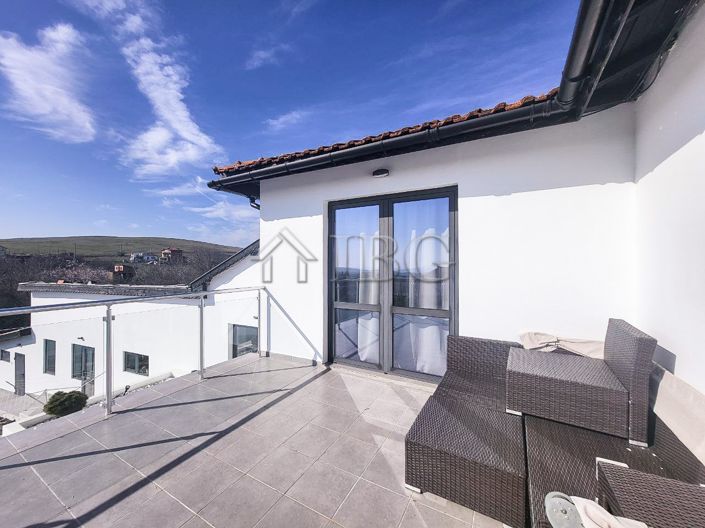 Image No.8-4 Bed House for sale