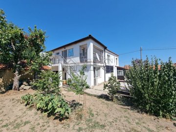 1 - , Maison