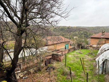 3-bedroom-house-with-outbuildings-cherven-rus