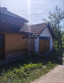 hause-with-big-garden-in-the-edge-of-the-vill