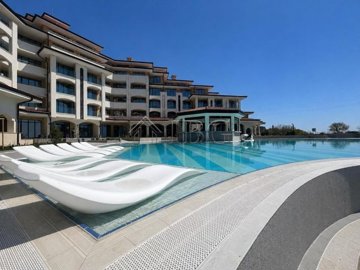 sole-mare-by-the-sea-860465198