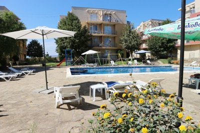 1-bedroom-sunny-day-5-sunny-beach-img9881