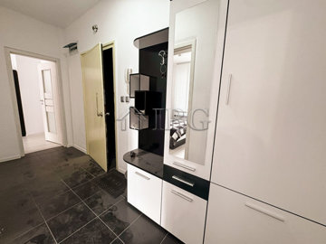 1-bedroom-fully-renovated-apartment-with-park